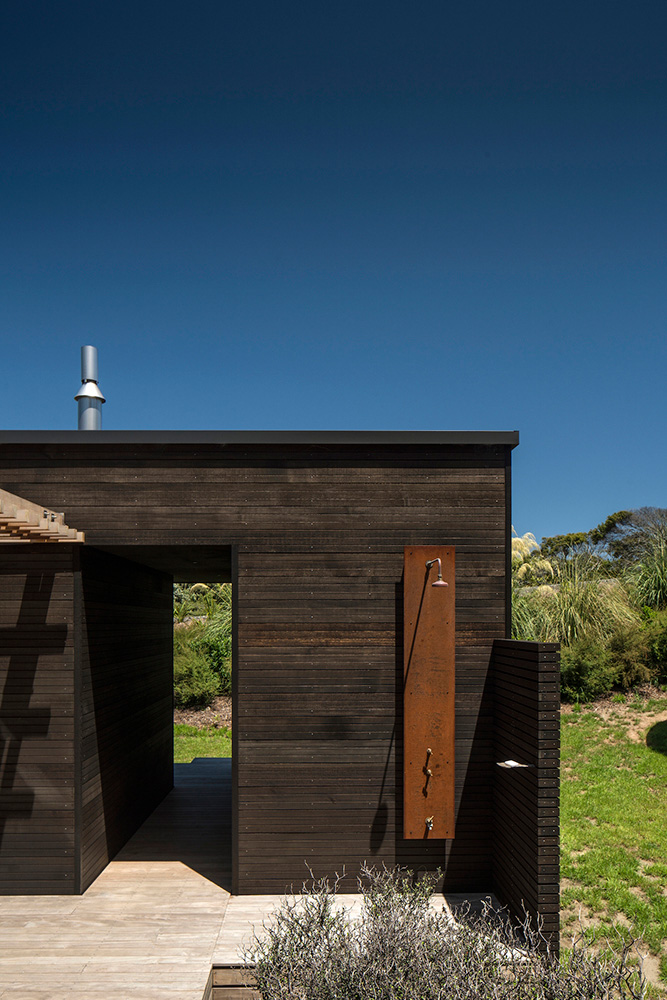 Peka Peka House II - Outdoor Shower. Wellington architect